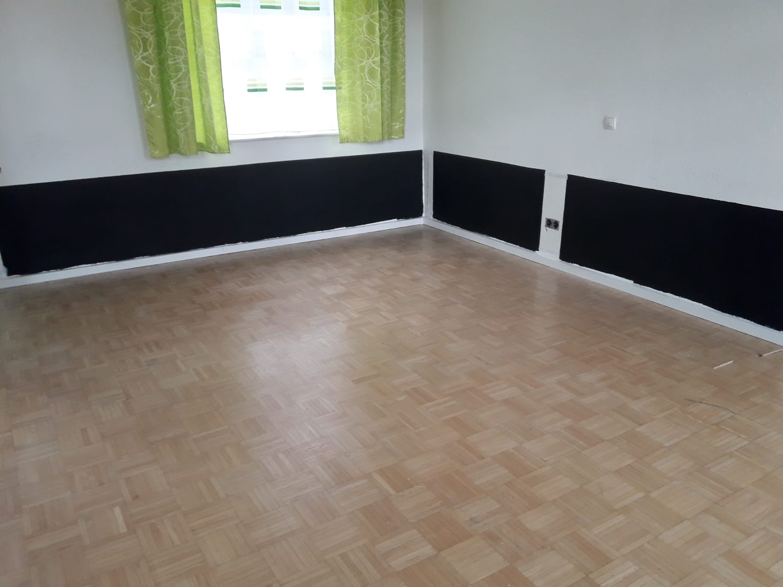 Der aufgetragene Heizanstrich mit den leitenden Bahnen aus Kupfer.